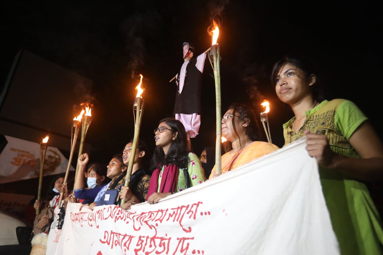 ধর্ষণ-ধর্ষকের বিরুদ্ধে সোচ্চার: রাজধানীতে মশাল মিছিল