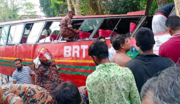 বৈদ্যুতিক খুঁটিতে বিআরটিসি বাসের ধাক্কা, নিহত ২