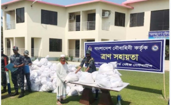 সেন্টমার্টিনে ত্রাণ সামগ্রী বিতরণ করছে নৌবাহিনী