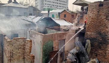 মহাখালীতে সাততলা বস্তির আগুন নিয়ন্ত্রণে