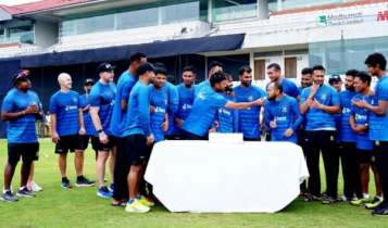 কেক কেটে বঙ্গবন্ধুর জন্মদিন উদযাপন করলো ক্রিকেটাররা