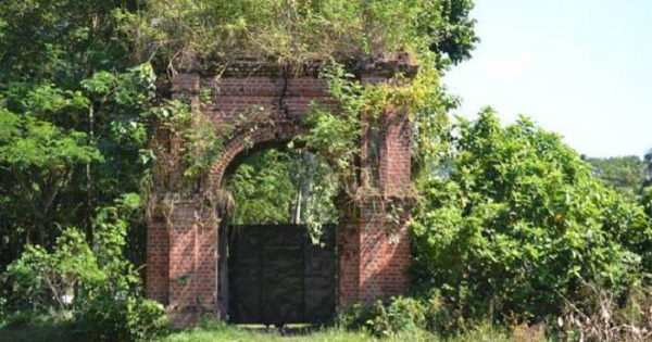 চট্টগ্রামের আনোয়ারার পরৈকোড়ায় জমিদার যোগেশ চন্দ্রের বাড়ি