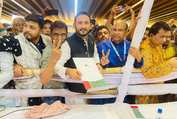 ঢাকা-১১ আসনে নৌকা পেতে মনোনয়ন জমা দিলেন সাকিবুর