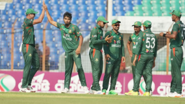 শ্রীলংকাকে ২৫৫ রানে অলআউট করল টাইগাররা