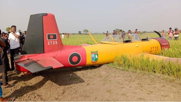 ধানখেতে প্রশিক্ষণ বিমানের জরুরি অবতরণ