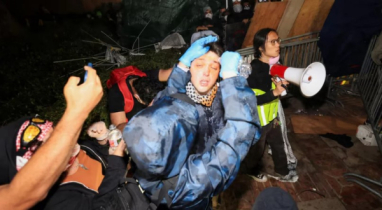 ক্যালিফোর্নিয়া বিশ্ববিদ্যালয়ে ফিলিস্তিন-ইসরায়েল সমর্থকদের সংঘর্ষ ক্যালিফোর্নিয়া বিশ্ববিদ্যালয়ে ফিলিস্তিন-ইসরায়েল সমর্থকদের সংঘর্ষ