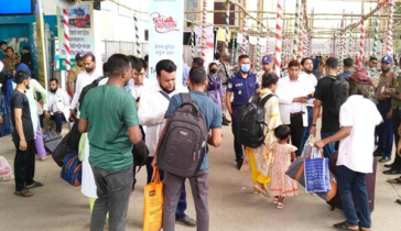 দেরিতে ট্রেন ছাড়ায় ভোগান্তিতে যাত্রীরা