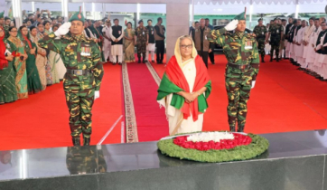 বঙ্গবন্ধুর প্রতিকৃতিতে প্রধানমন্ত্রীর শ্রদ্ধা 