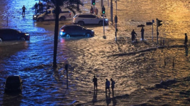 রেকর্ড বৃষ্টিপাতে বিপর্যস্ত আমিরাত, ওমানে ভারি বর্ষণে নিহত ১৮
