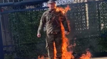 ইসরাইলি দূতাবাসের সামনে গায়ে আগুন দেওয়া সেই মার্কিন সেনার মৃত্যু