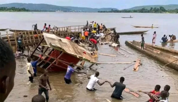 মধ্য আফ্রিকায় নৌকাডুবিতে ৫৮ জনের মৃত্যু মধ্য আফ্রিকায় নৌকাডুবিতে ৫৮ জনের মৃত্যু