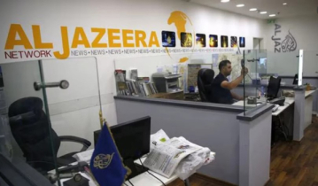 বন্ধের আদেশের পর আল জাজিরার ইসরায়েল অফিসে পুলিশের অভিযান বন্ধের আদেশের পর আল জাজিরার ইসরায়েল অফিসে পুলিশের অভিযান