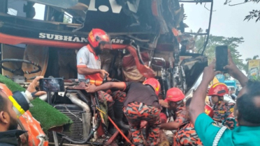 বরিশালে সিলিন্ডার ভর্তি ট্রাকের পেছনে বাসের ধাক্কা, নিহত ২