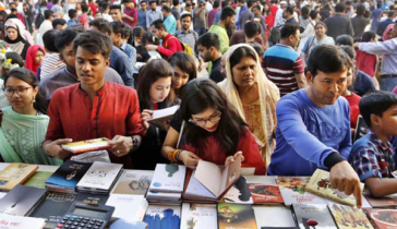 ছুটির দিনে প্রচুর ভিড় বইমেলায়, তবুও কম বই বিক্রি