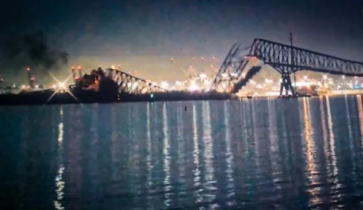 জাহাজের ধাক্কায় ভেঙে পড়লো যুক্তরাষ্ট্রের ফ্রান্সিস স্কট কি ব্রিজ