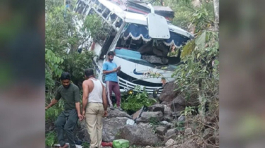 জম্মু-কাশ্মীরে পুণ্যার্থীদের বাসে গুলি, খাদে পড়ে হতাহত ৪২ জম্মু-কাশ্মীরে পুণ্যার্থীদের বাসে গুলি, খাদে পড়ে হতাহত ৪২