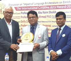 পুরস্কৃত হলেন শিল্পী কামাল আহমেদ