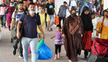 কমলাপুরে বেড়েছে ঘরমুখো মানুষের ভিড়