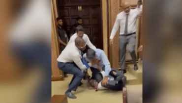 মালদ্বীপের পার্লামেন্টে এমপিদের তুমুল মারামারি মালদ্বীপের পার্লামেন্টে এমপিদের তুমুল মারামারি