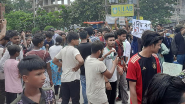 নিউ মার্কেট এলাকায় দুপক্ষের সংঘর্ষ, আহত ১২