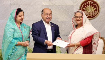 প্রধানমন্ত্রীর কাছে ৩ পণ্যের জিআই সনদ হস্তান্তর