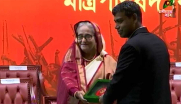 স্বাধীনতা পুরস্কার তুলে দিলেন প্রধানমন্ত্রী স্বাধীনতা পুরস্কার তুলে দিলেন প্রধানমন্ত্রী