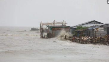উপকূলে আঘাত হানল ঘূর্ণিঝড় রেমাল
