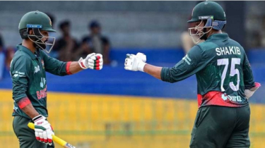 সাকিব-হৃদয়ের ফিফটিতে লড়াকু পুঁজি বাংলাদেশের