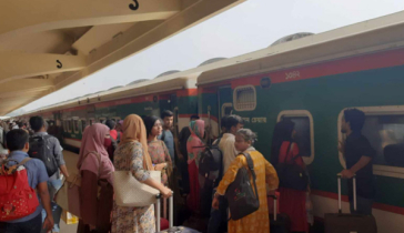 কমলাপুরে ঘরমুখো মানুষের ভিড়, বিলম্ব ছাড়াই ছাড়ছে ট্রেন