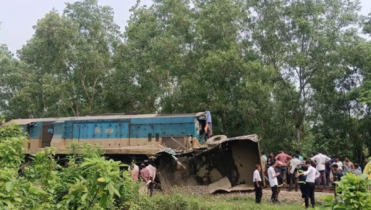 বালুবাহী ট্রাকে ট্রেনের ধাক্কা, নিহত ৩