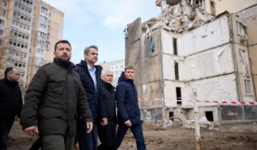 জেলেনস্কির গাড়িবহরের কাছে রুশ ক্ষেপণাস্ত্র হামলা জেলেনস্কির গাড়িবহরের কাছে রুশ ক্ষেপণাস্ত্র হামলা