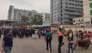 গাজীপুরে বকেয়া বেতনের দাবিতে মহাসড়ক অবরোধ