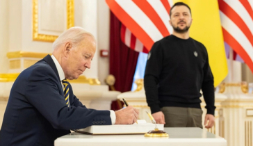 জেলেনস্কির কাছে ক্ষমা চাইলেন বাইডেন জেলেনস্কির কাছে ক্ষমা চাইলেন বাইডেন