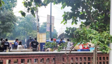 টিএসসিতে পুলিশের সাউন্ড গ্রেনেডে ছত্রভঙ্গ শিক্ষার্থীরা