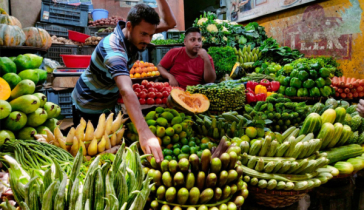 বৃষ্টির প্রভাবে অস্থির বাজার