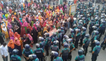 বেতন বাড়ানোর দাবিতে মিরপুরে পোশাকশ্রমিকদের সড়ক অবরোধ