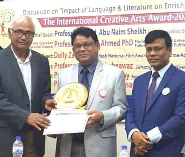 পুরস্কৃত হলেন শিল্পী কামাল আহমেদ